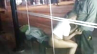 Ажил дээрээ эвэртэй болж, бэлэг эрхтэн нь анхаарал татаж байгааг харж болно