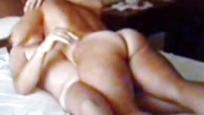 Нь тачаангуй эвэр янхан тоглох нь түүний шүүрэн болно сууж буйдан дээр