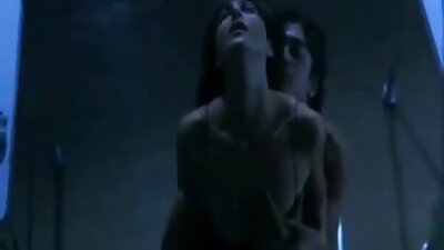 Brunette сонирхогч нас бие гүйцсэн хөхүүл тахиа, авах булэг дээр түүний бие
