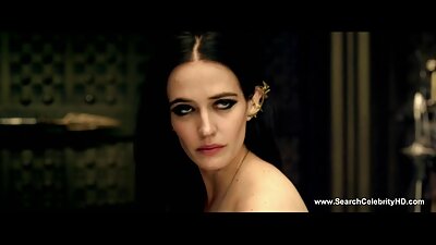 Цагаан эхнэр нь том хар тахиа араас нь авч, түүнийг оруулах үед харааж байна