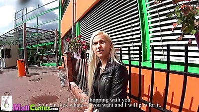 Буржгар cuckold эхнэр үлээж харанхуй босоо амны зочид буудлын өрөөнд